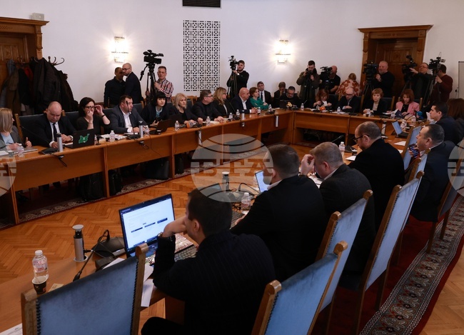 Децата, ненавършили 16 години, да получават същата защита при сексуални престъпления като тези до 14 години, реши на второ четене правната комисия