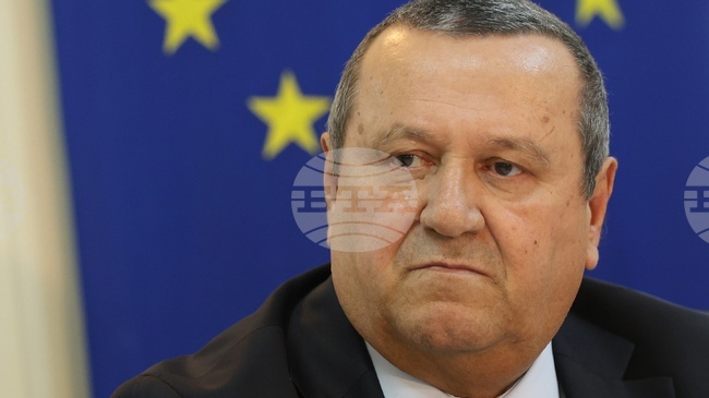 Няма опасност държавата да спре да функционира при липса на редовен бюджет, каза социалният министър Хасан Адемов