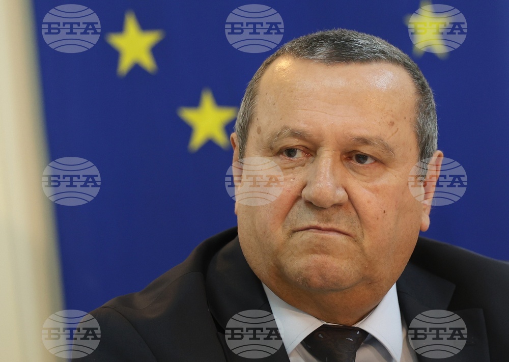 Няма опасност държавата да спре да функционира при липса на редовен бюджет, каза социалният министър Хасан Адемов