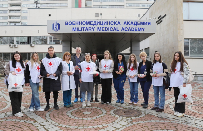 Доброто има лице: Младежи от БЧК направиха мартеници за медици и пациенти от ВМА