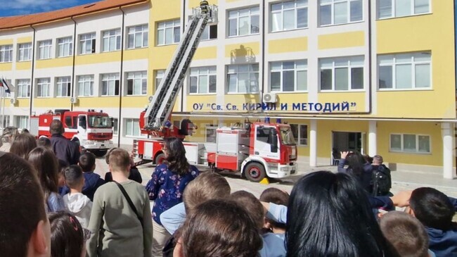 Дни преди Световния ден на гражданската защита пред ученици от Кърджали беше направена тематична демонстрация