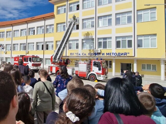 Дни преди Световния ден на гражданската защита пред ученици от Кърджали беше направена тематична демонстрация