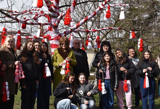 Община Разград: Деца направиха мартеници за украсата на Разград за празника на Баба Марта