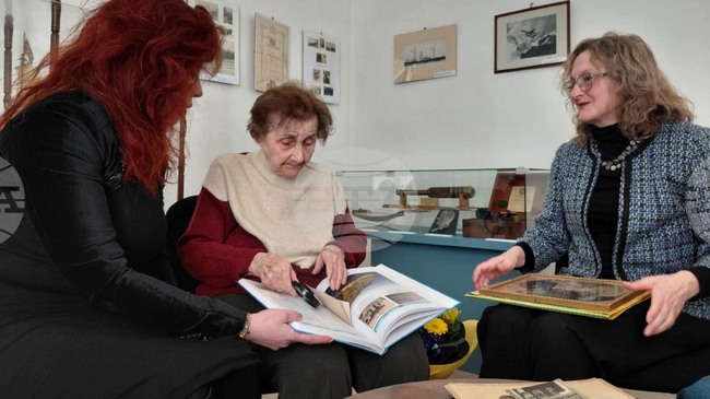 Военноморският музей във Варна получи като дарение от столетница исторически фотоси на фара на нос Галата