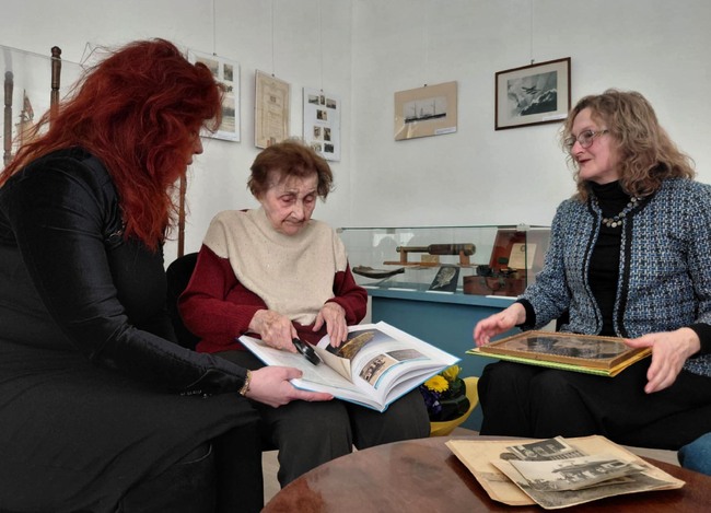 Военноморският музей във Варна получи като дарение от столетница исторически фотоси на фара на нос Галата