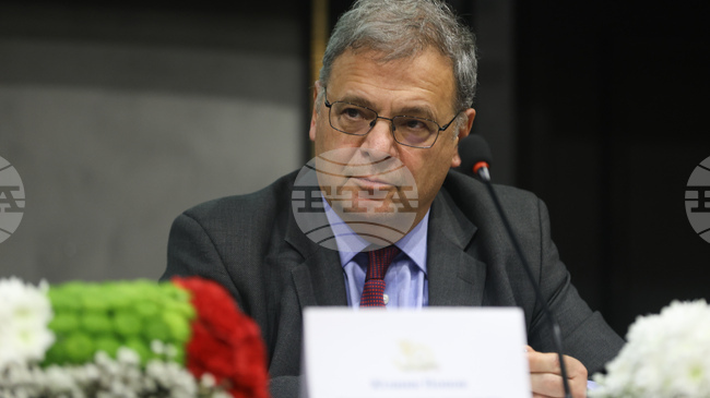 Общините трябва да поемат по-активна роля в управлението на отпадъците и водите, каза служебният министър на околната среда Юлиан Попов 