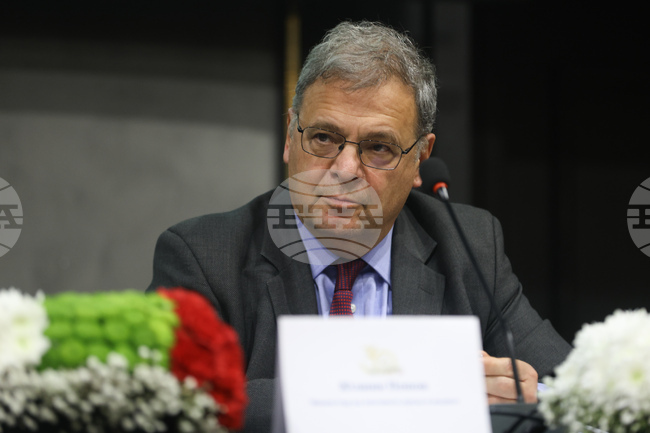 Общините трябва да поемат по-активна роля в управлението на отпадъците и водите, каза служебният министър на околната среда Юлиан Попов 