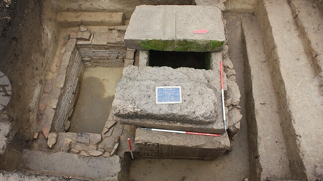 Археолози в Свищов разкриха пет гробни съоръжения и фрагмент от надгробната плоча на центурион от I Италийски легион