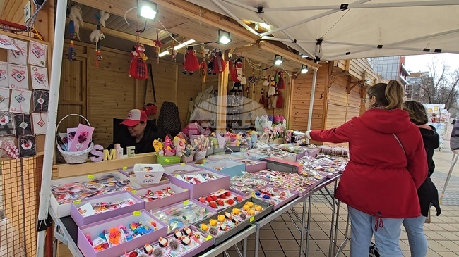 Над 20 майстори и търговци се включиха в базара за мартеници в Ловеч