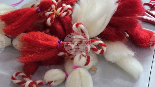 Деца от Благоевград изработват мартеници, с които ще бъде украсен районът на Младежкия дом и квартал „Вароша“