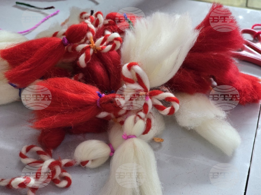 Деца от Благоевград изработват мартеници, с които ще бъде украсен районът на Младежкия дом и квартал „Вароша“