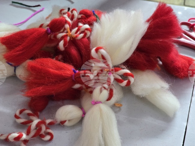 Деца от Благоевград изработват мартеници, с които ще бъде украсен районът на Младежкия дом и квартал „Вароша“