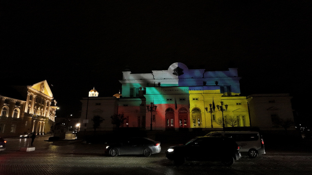 Народно събрание: Историческата сграда на българския парламент беше осветена с цветовете на българския и украинския флаг по повод четвъртата годишнина от началото на пълномащабната военна агресия на Русия срещу Украйна