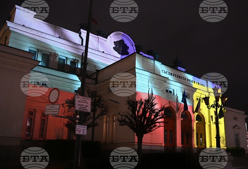 Народно събрание - сграда -  осветяване с българския и украинския флаг