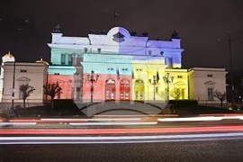 Народно събрание - сграда -  осветяване с българския и украинския флаг