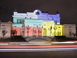 Народно събрание - сграда -  осветяване с българския и украинския флаг