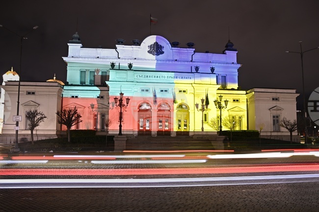 Народно събрание - сграда - осветяване с българския и украинския флаг