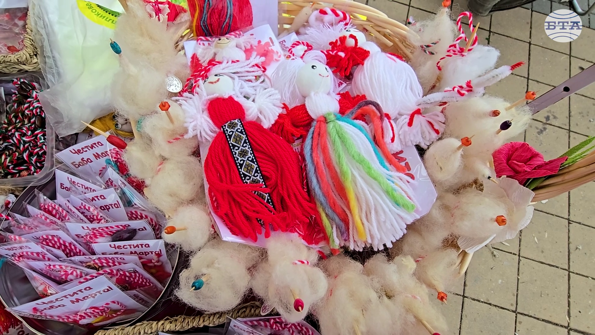 Над 20 майстори и търговци се включиха в базара за мартеници в Ловеч