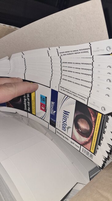 Агенция „Митници“: Митнически служители откриха близо 10 000 кг заготовки на цигарени кутии с обозначения на известни марки