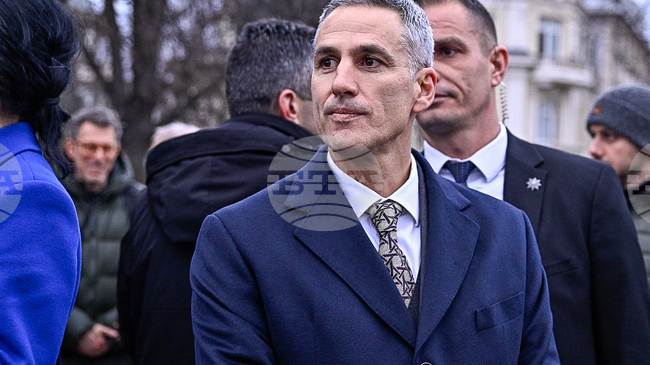 Служебният премиер положи венци на Стената на паметта на загиналите защитници на Украйна и посети една от разрушените жилищни сгради при войната