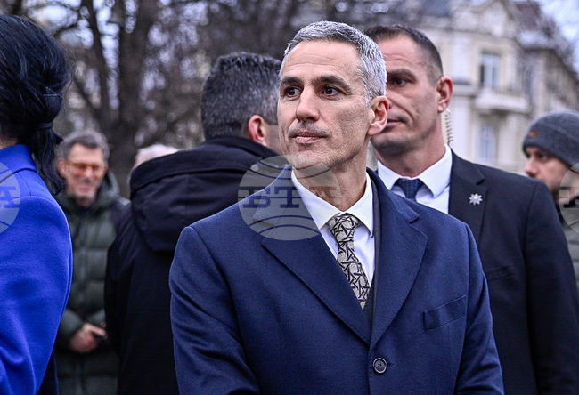 Служебният премиер положи венци на Стената на паметта на загиналите защитници на Украйна и посети една от разрушените жилищни сгради при войната