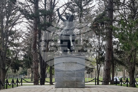 Долна Митрополия - ВВВУ - Георги Бенковски - паметник 