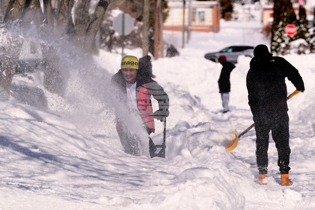 В североизточната част на САЩ отново падна сняг, докато регионът се бори с последиците от последната буря