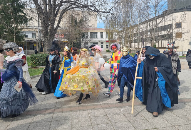 Разград - Международен ден на театъра - шествие