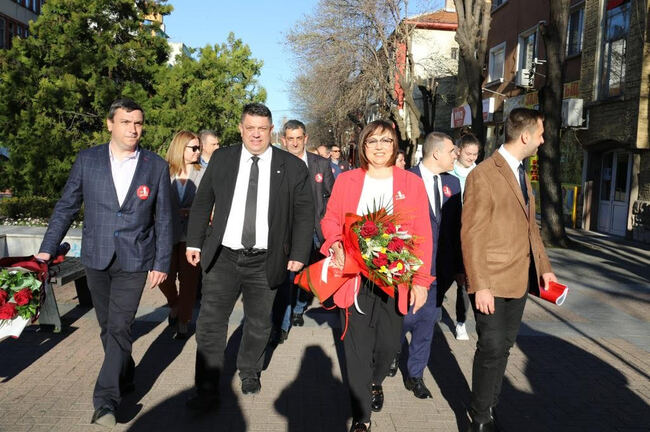 Нинова в Хасково: Всички партии и международни организации трябва да имат наблюдатели в "Информационно обслужване"