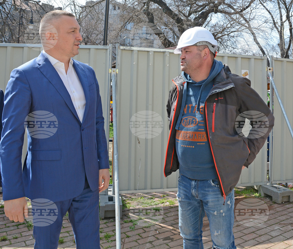 Община Варна: Кметът Иван Портних провери ремонта на сцена Филиал