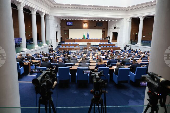 Спор в пленарната зала между ИТН и ПП-ДБ предизвика неявяването на служебния земеделски министър в парламента за изслушване по кадрови назначения