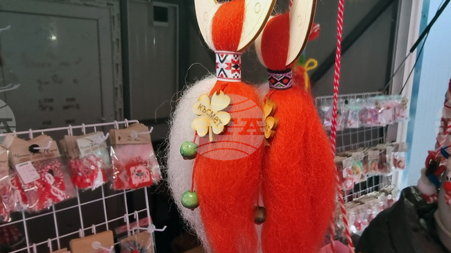 Мартеницата в дома и офиса носи здраве и късмет за семейството, казаха участници в базар за 1 март