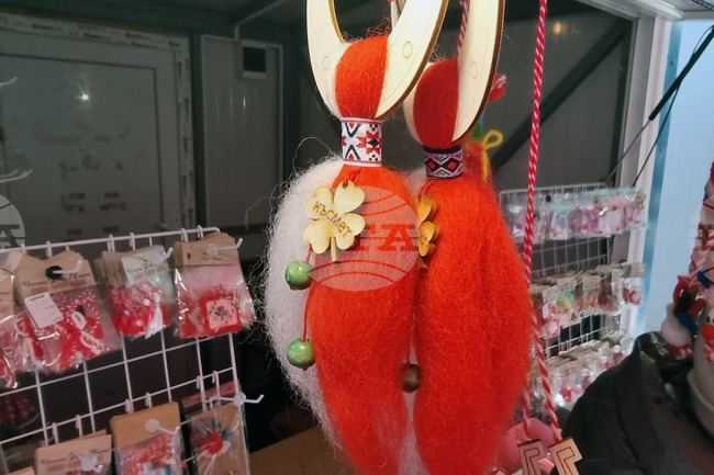 Мартеницата в дома и офиса носи здраве и късмет за семейството, казаха участници в базар за 1 март