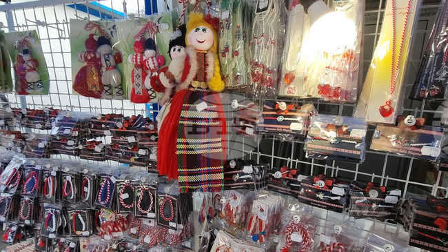 Мартеници от вълна се търсят най-много на базара в Русе, а цената им не се е променила от миналата година, казаха за БТА търговци