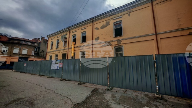 Община Габрово ограничава паркирането в района на бившето училище „Радион Умников“ в петък поради монтаж на кулов кран