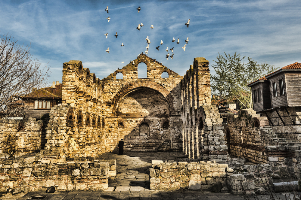 Българската национална телевизия започва излъчването на документалната поредица „Образи от България“