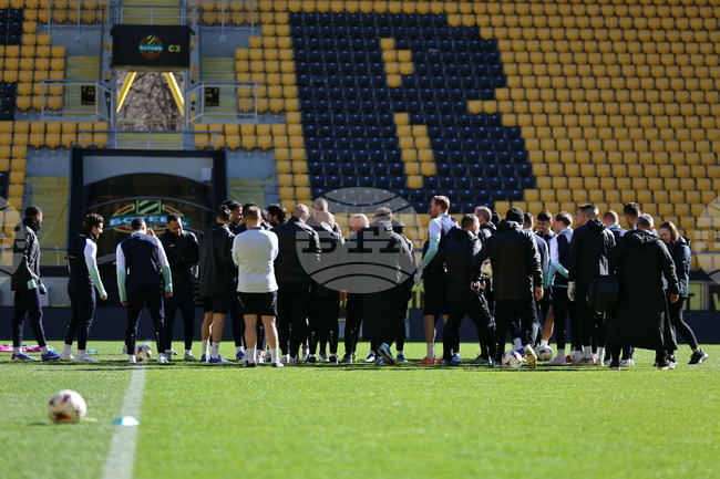 Лудогорец тренира на стадион „Христо Ботев“ в Пловдив преди реванша с Ференцварош в Лига Европа, Алберто Салидо се включи в заниманието