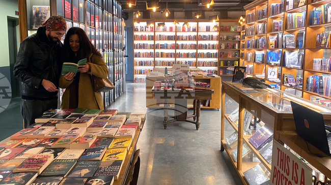 Кафе-книжарница "Миноа Пера" в Истанбул: книги, изкуство, кафе и... Георги Господинов 