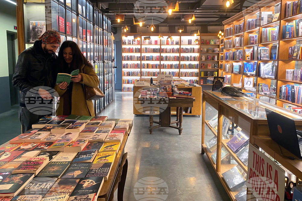 Кафе-книжарница "Миноа Пера" в Истанбул: книги, изкуство, кафе и... Георги Господинов 