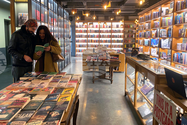 Кафе-книжарница "Миноа Пера" в Истанбул: книги, изкуство, кафе и... Георги Господинов 