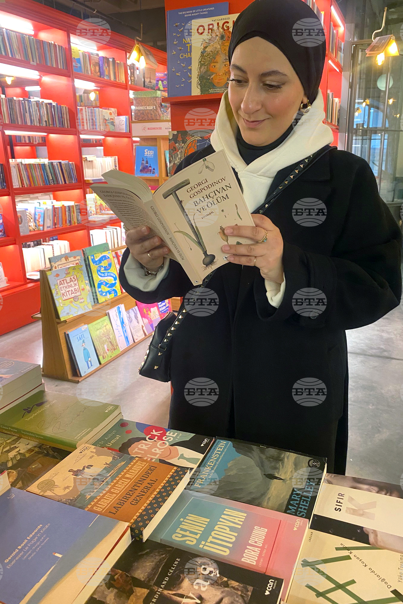 Турция - кафе „Миноя Пера“ - книги - Георги Господинов