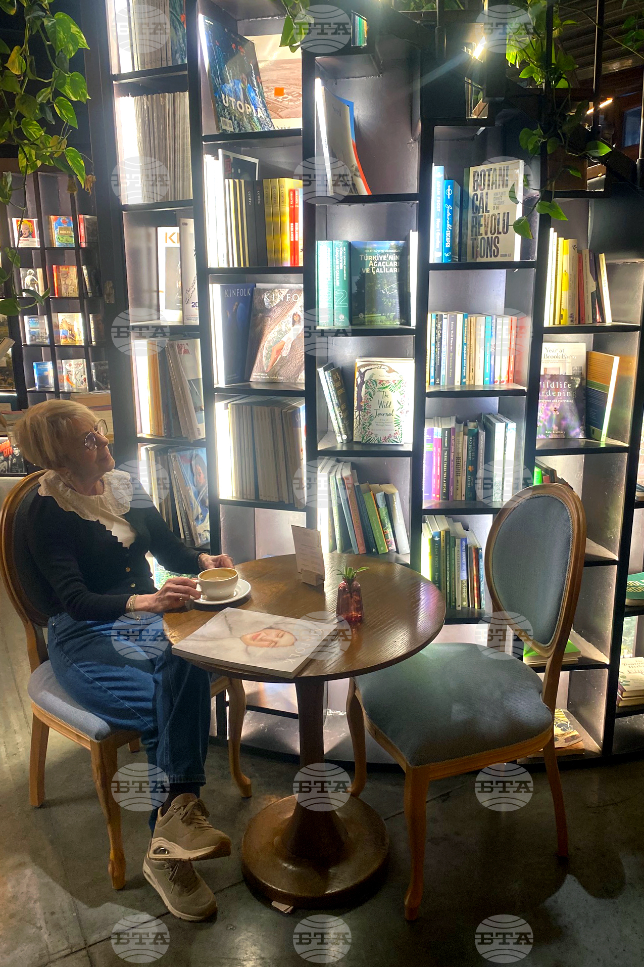 Турция - кафе „Миноя Пера“ - книги - Георги Господинов