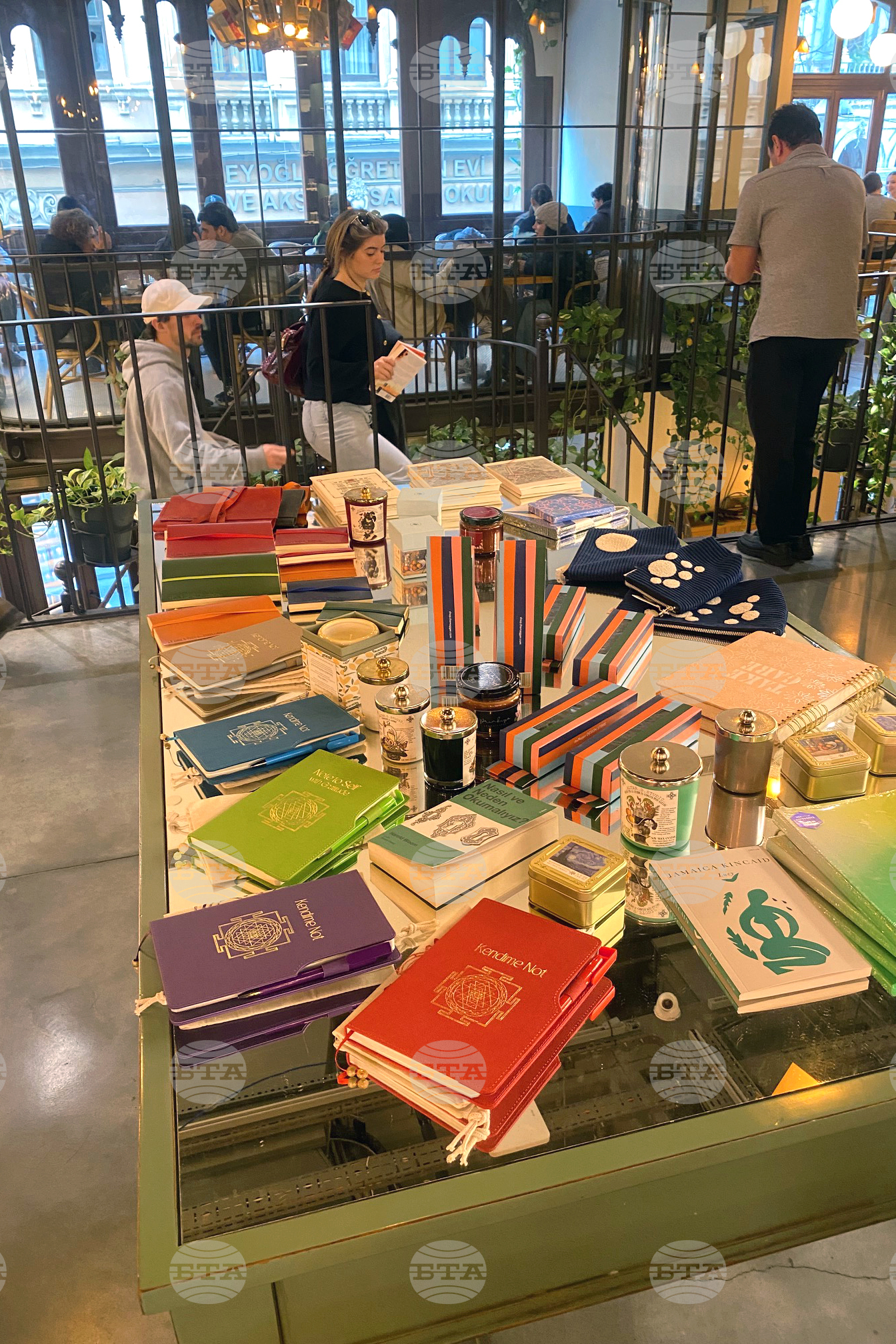 Турция - кафе „Миноя Пера“ - книги - Георги Господинов