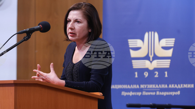 До седмица ще се направи максималното, за да започнат плащанията, които работещите в сектора на сценичните изкуства очакват, каза Нели Неделчева