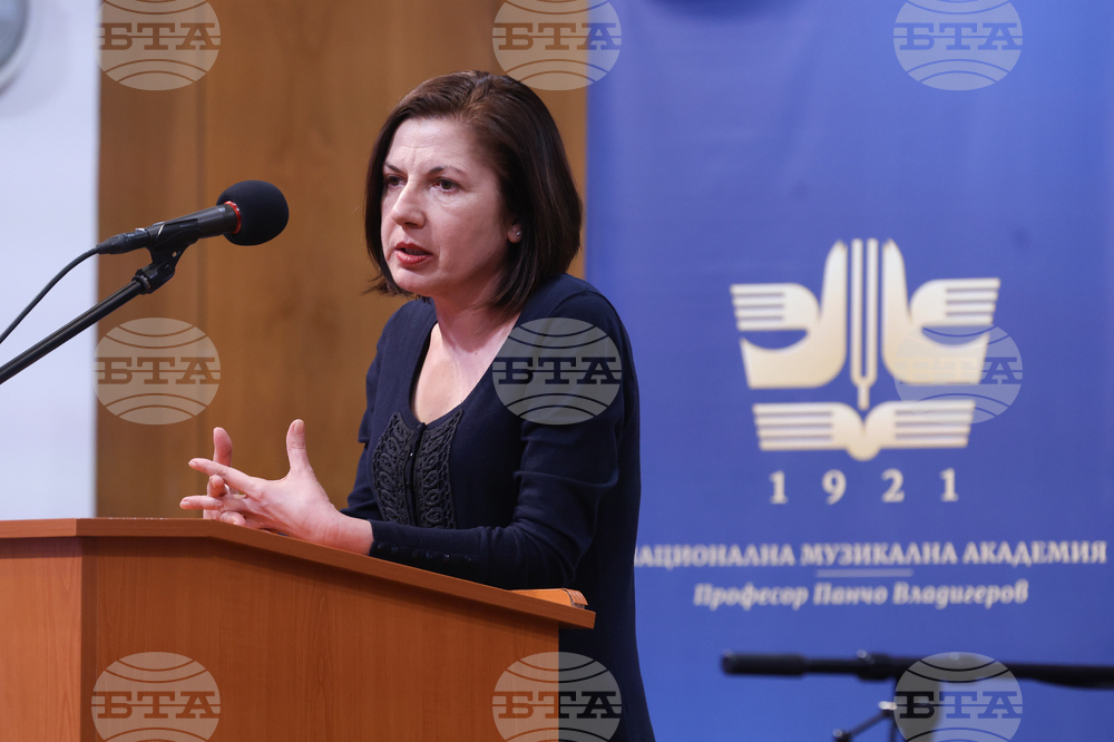 До седмица ще се направи максималното, за да започнат плащанията, които работещите в сектора на сценичните изкуства очакват, каза Нели Неделчева