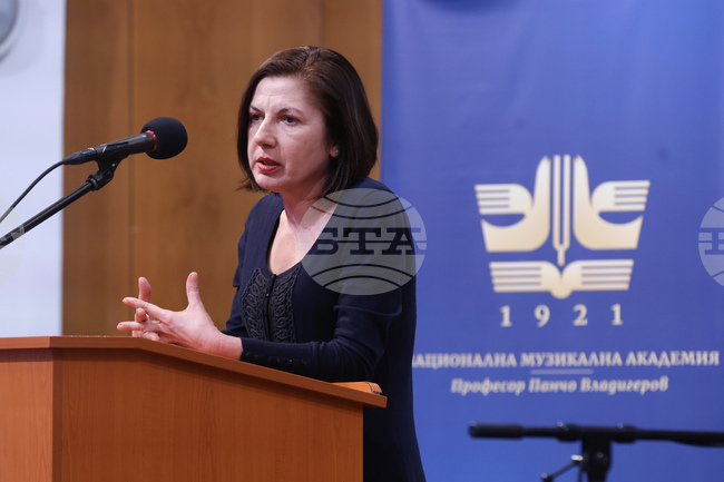 До седмица ще се направи максималното, за да започнат плащанията, които работещите в сектора на сценичните изкуства очакват, каза Нели Неделчева