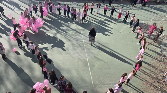 Над 150 деца оформиха розово сърце в двора на Трето ОУ „Гоце Делчев" в Петрич като част от инициативите за Деня срещу тормоза в училище
