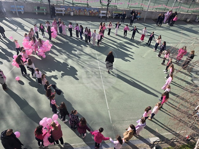 Над 150 деца оформиха розово сърце в двора на Трето ОУ „Гоце Делчев" в Петрич като част от инициативите за Деня срещу тормоза в училище