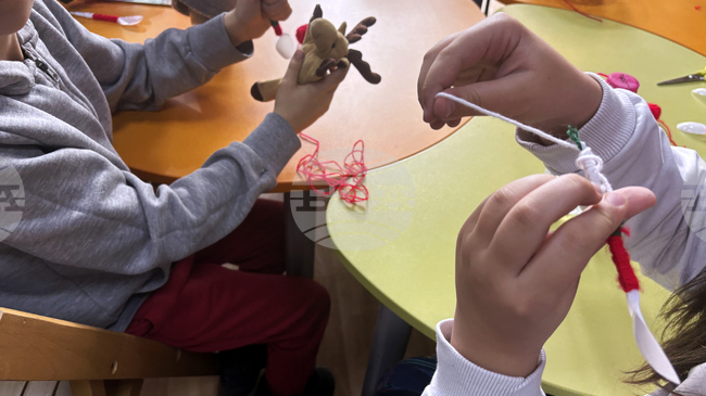 Ученици правят мартеници в Детската библиотека в Самоков 