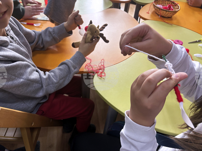 Ученици правят мартеници в Детската библиотека в Самоков 